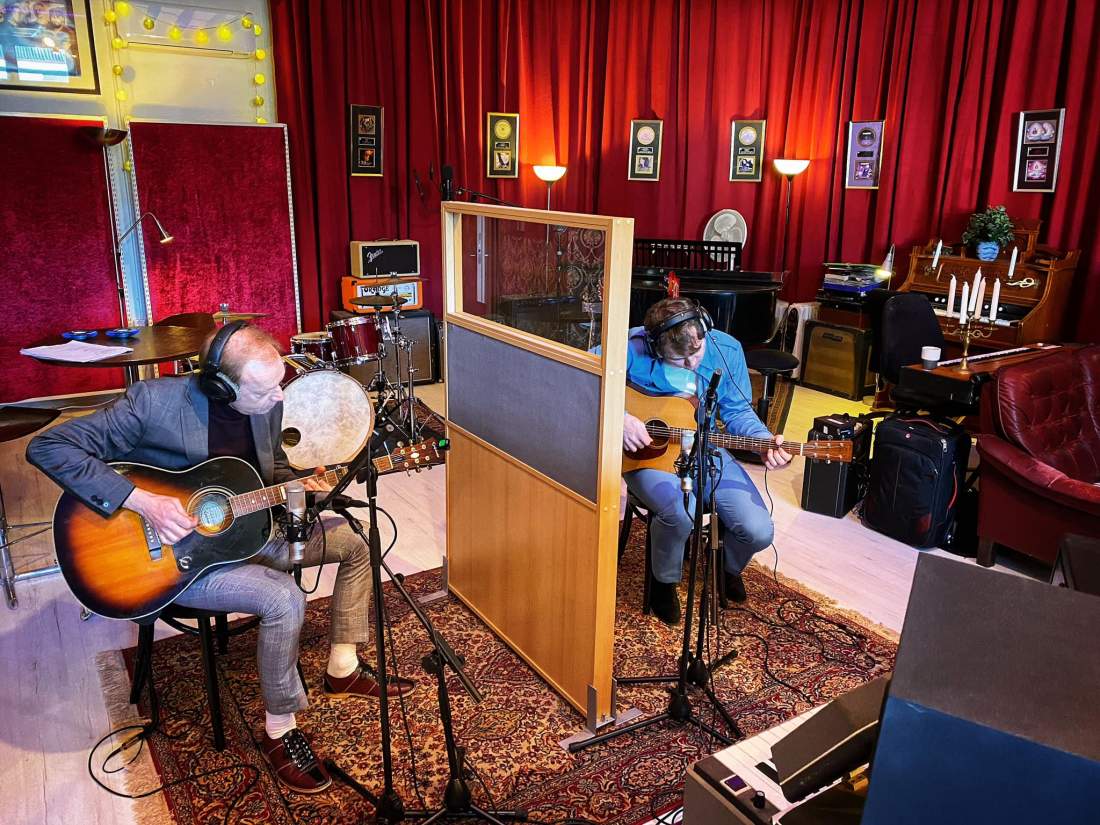 Recording guitars with The Men